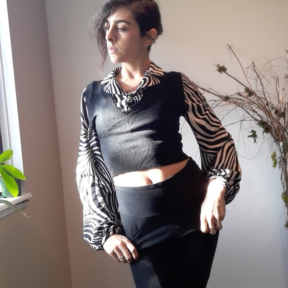 Crop top with puffed sleeves - Picture 3 of 4